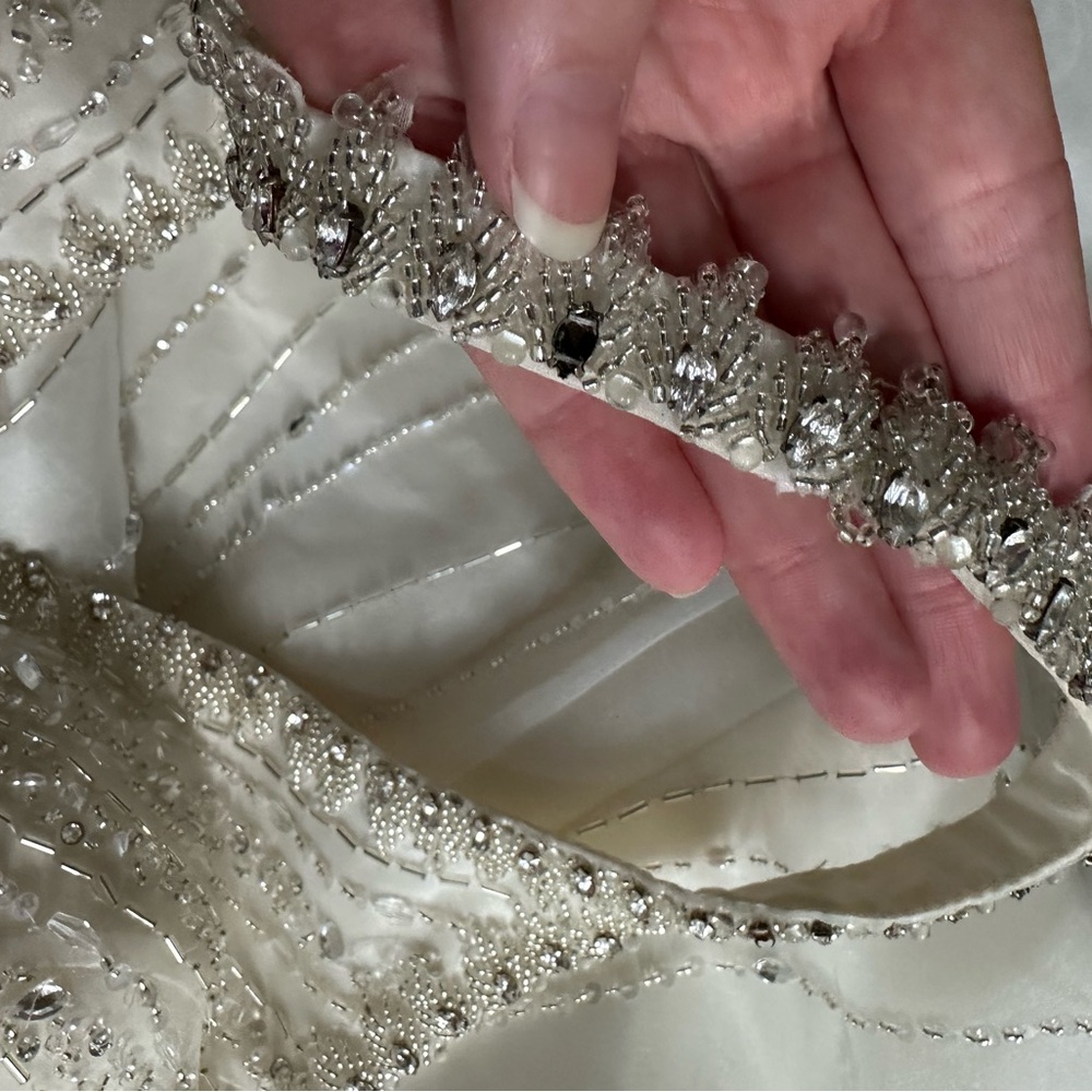 Elegant beaded ivory Wedding Dress with train - Picture 12 of 16